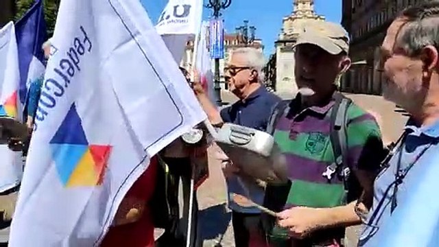 La protesta delle pentole vuote a Torino contro l'aumento dei prezzi