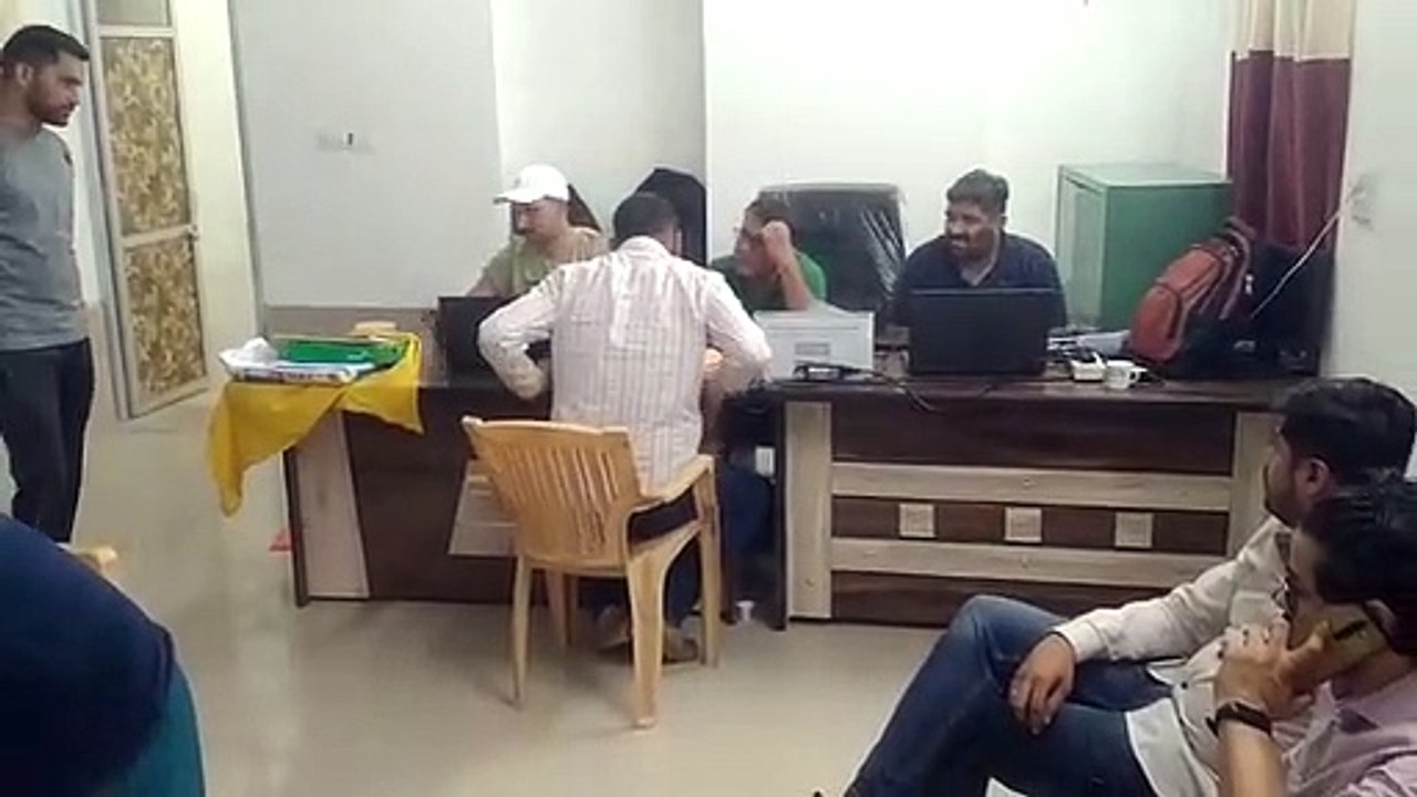 शराब दुकानदार की मदद से रिश्वत लेने पर थाना​धिक...