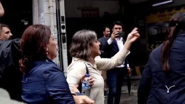 Kadıköy'deki terör örgütü elebaşı Öcalan'a destek yürüyüşünde ortalık karıştı! HDP'li vekiller polise hakaretler yağdırdı