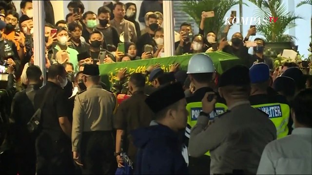 Momen Ridwan Kamil Pimpin Salat Jenazah Eril di Gedung Pakuan Bandung