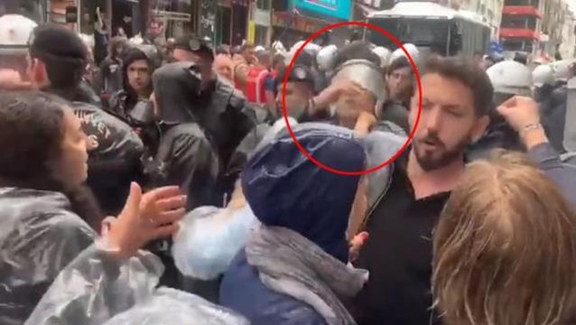 Kadıköy'deki terör örgütü elebaşı Öcalan'a destek yürüyüşünde ortalık karıştı! HDP'li vekil polise yumruk attı