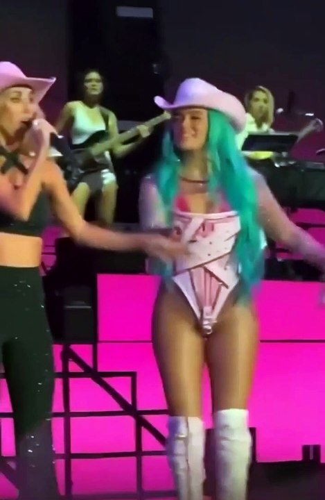 Karol g y Anahí cantando ”sálvame” ! - VIDEO