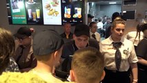 Fim de uma era: McDonald's reabre com novo nome na Rússia