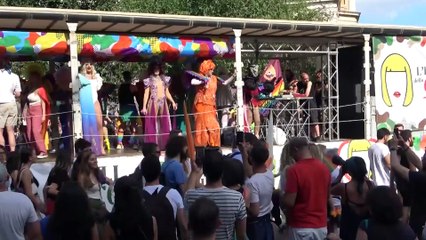 Descargar video: Canti, balli e giochi, la festa del Pride per le strade di Roma