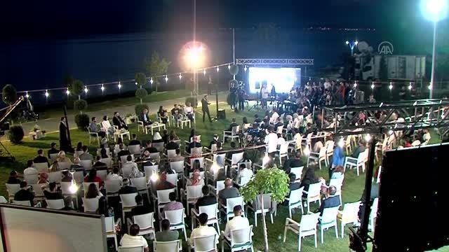 Cumhurbaşkanı Erdoğan, Van Güzel Sanatlar Lisesi Korosu'nun seslendirdiği eserleri dinledi