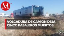 Camión de pasajeros se voltea en carretera en Zacatecas