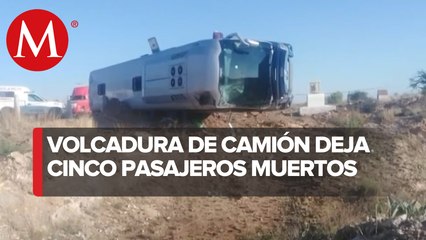Camión de pasajeros se voltea en carretera en Zacatecas