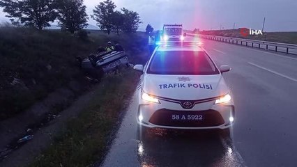 Sağanak yağış kazaya sebep oldu...Kontrolden çıkan otomobil takla attı