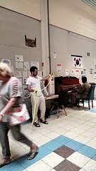 Magia en un campo de refugiados ucranianos en Polonia