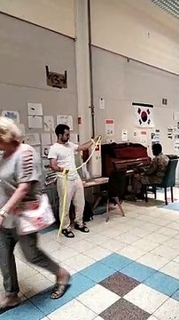 Magia en un campo de refugiados ucranianos en Polonia