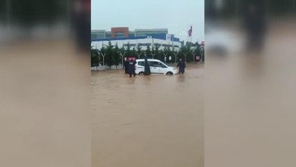 Akyurt ilçesinde sağanak nedeniyle arabası yolda kalan vatandaşa polisler yardım etti
