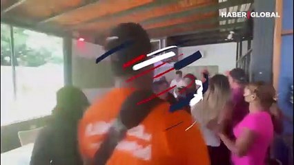 Venezuela'da muhalefet liderine şok! Restorandan yaka paça dışarıya çıkarıldı