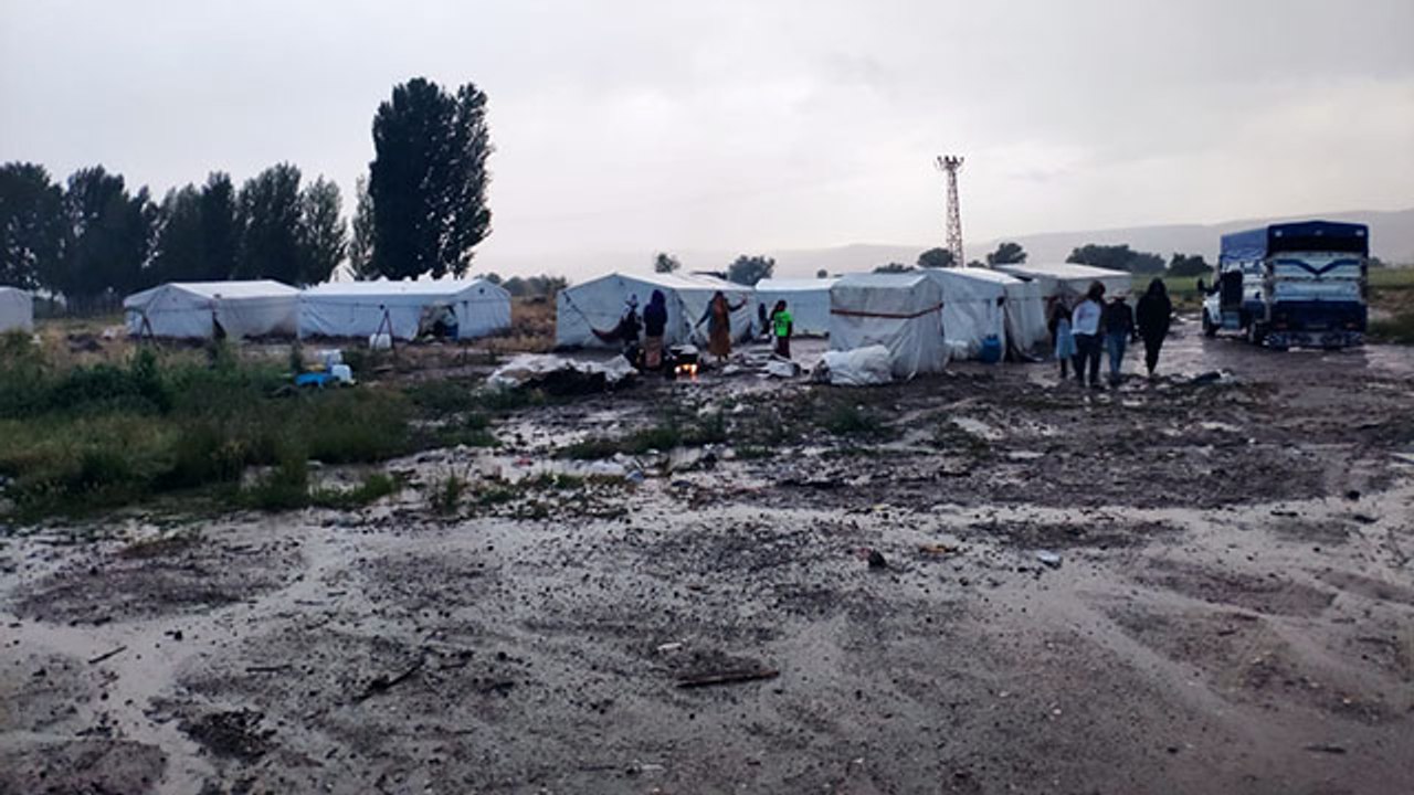 Çadır alanını sel bastı, 30 kişi canını zor kurtardı