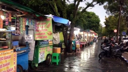 Alun-alun Kota Ngawi saat sauasana hujan sore hari