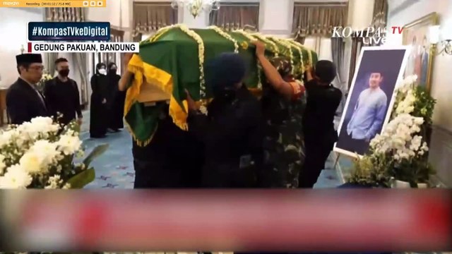 Ridwan Kamil dan Keluarga Antar Jenazah Eril Menuju Tempat Peristirahatan Terakhir