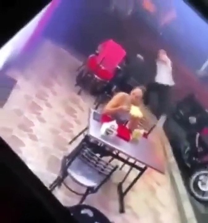 A$altan a Pareja que estban cenando, ¡el hombre sale corriendo!