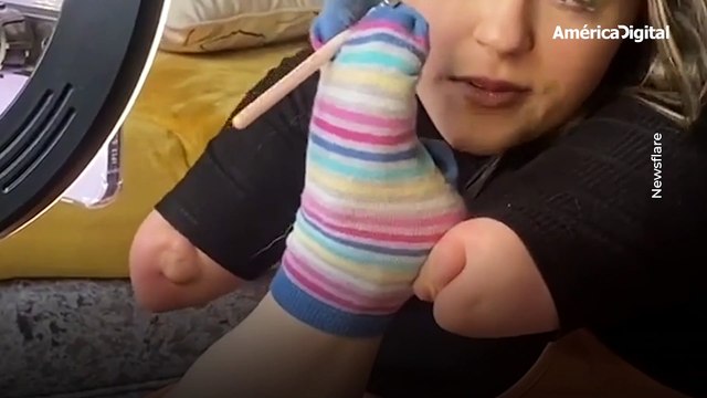 Conoce a la modelo sin brazos que se volvió una maquilladora profesional