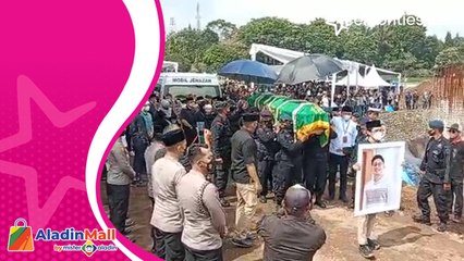 Lantunan Salawat Iringi Jenazah Emmeril Kahn Mumtadz Saat Tiba di Cimaung