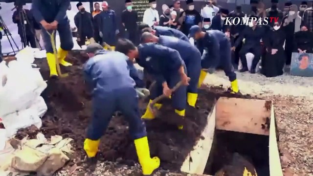 Detik-detik Peti Jenazah Eril Masuk Liang Kubur Disaksikan Ridwan Kamil dan Keluarga