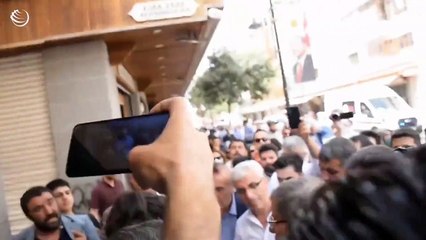 Diyarbakır'da esnafı ziyaret eden Davutoğlu tepkiyle karşılandı: "Evimizi siz yıktınız"