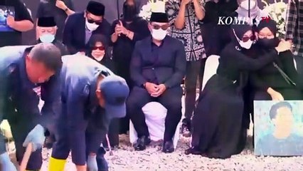 Momen Atalia Peluk Zahra di Pemakaman Eril
