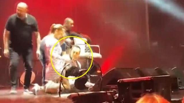 Serdar Ortaç konserinde düştü, ayağa kalkınca Gülben Ergen'e gönderme yaptı