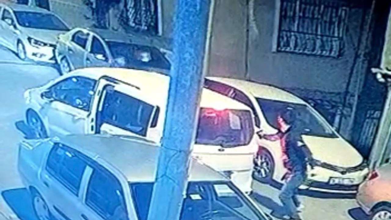 İstanbul’da silahlı saldırı kamerada: Plakasız araçtan inip kurşun yağdırdı