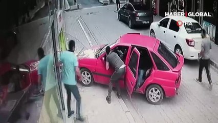 Dehşet anları! Otomobil yolda yürüyen kadına çarpıp vitrine soktu