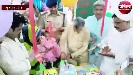 यूपी के कारागार मंत्री ने जेल में मनाया 1 साल की बच्ची का पहला जन्मदिन