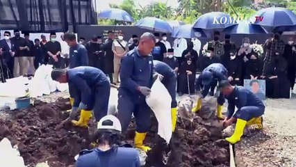 Penampakan Nisan Emmeril Kahn Mumtadz, hingga Keluarga Tabur Bunga