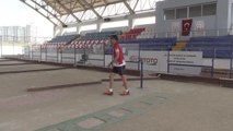 Geçmişte gönüllü su dağıttığı Akdeniz Oyunları'nda şimdi madalya kazanmayı istiyor