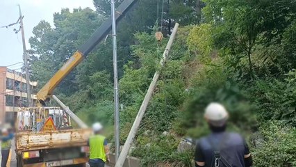 택배 트럭이 통신주 들이받아 '쾅'...통신장애 즉시 복구 / YTN