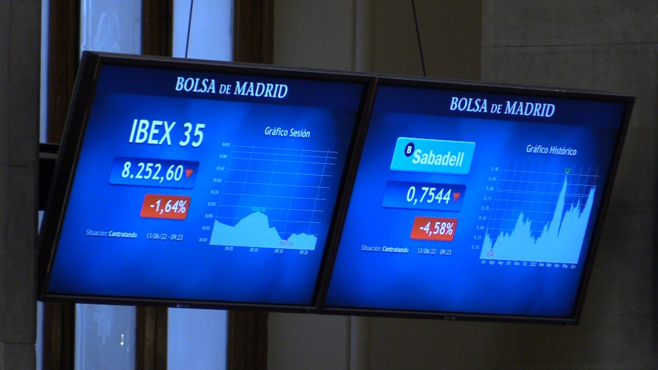 El Ibex 35 incrementa las caídas y pierde los 8.300 puntos