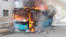 Sivas’ta park halindeki halk otobüsü alev alev yandı