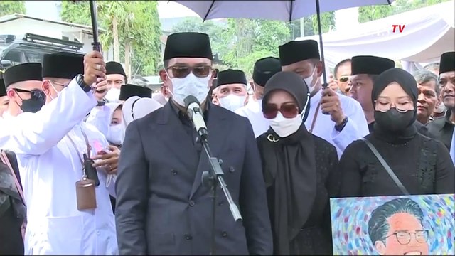 Ridwan Kamil Menahan Tangis di Pemakaman Eril: Izinkan Kami Menyesuaikan Diri, Beradaptasi