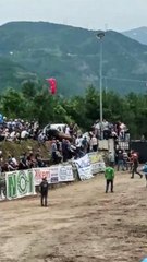 Rakibinden kaçan boğa seyircilerin bulunduğu tribüne daldı