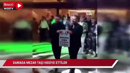 Video herunterladen: Damada görülmemiş şaka: Altın yerine adının yazdığı mezar taşı hediye ettiler