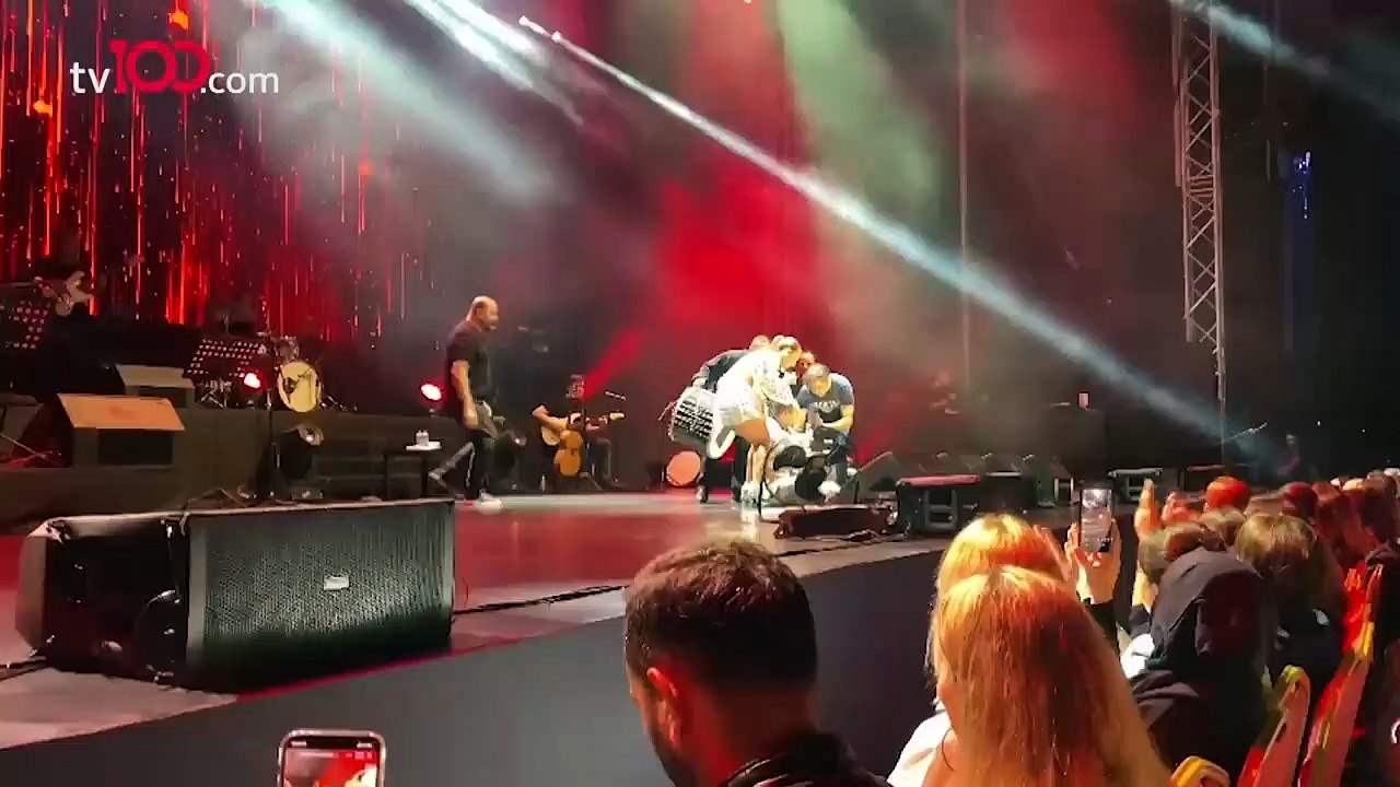 Serdar Ortaç sahnede yere yığıldı