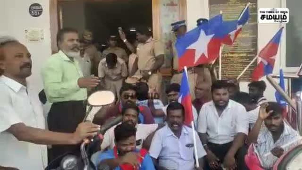 "அம்பேத்கர் போட்டோ" விசிகவினர்  போராட்டம்!