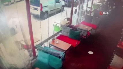 Polisten kaçan ehliyetsiz sürücü kafeye daldı... O anlar kameraya yansıdı