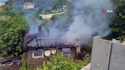 Tek katlı ev alev alev yandı