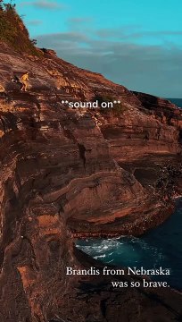 Une fille découvre pourquoi il ne faut pas atterrir sur les fesses lors d'un saut dans l'eau depuis une falaise