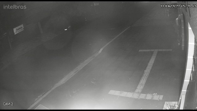 Vídeo mostra ladrão invadindo condomínio e furtando três bicicletas