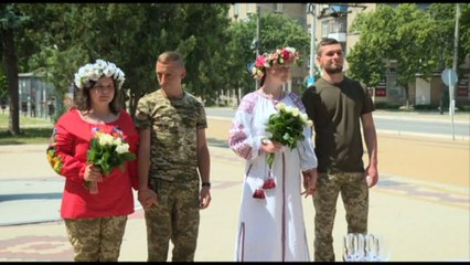 In Ucraina "matrimoni di guerra" tra i soldati: la vita continua