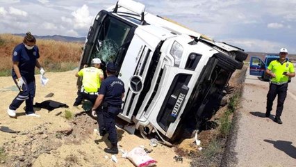 Devrilen tırın kupasında sıkışan sürücü can verdi