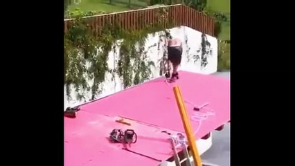 L'ouvrier qui cloue dans le rythme de la fanfare qui joue a côté