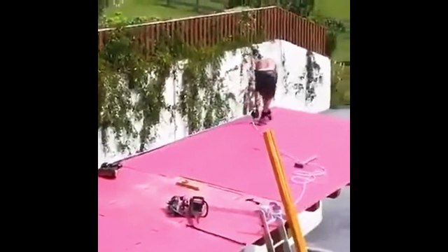 L'ouvrier qui cloue dans le rythme de la fanfare qui joue a côté