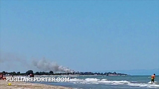 Barletta Ponente: mentre i bimbi giocano sulla spiaggia, tre roghi contemporaneamente. CHI e COSA stanno bruciando? - FOTO e VIDEO