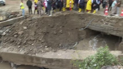 Bakan Kurum, Ankara'daki selden etkilenen Tatlar Mahallesi'nde incelemelerde bulundu