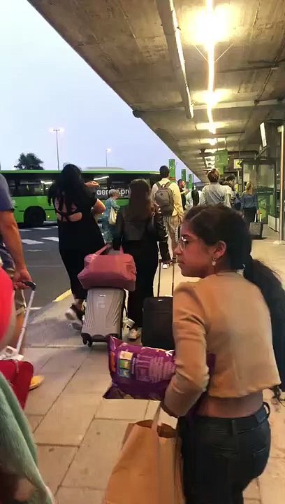 Los pasajeros con destino a Sevilla se dirigen a la estación de guaguas de Los Rodeos para ser transportados al Reina Sofía